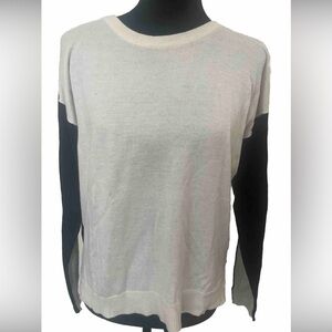 Forever 21‎ women’s size M black and white color locking crew neck knit sweater